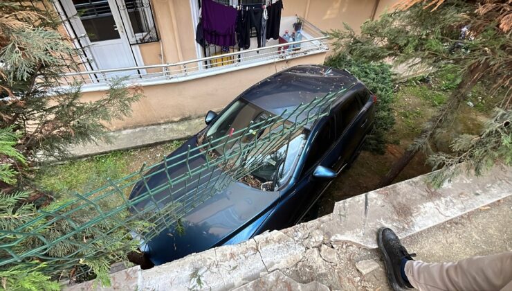 Kocaeli’de otomobil, binanın bahçesine düştü: 1 yaralı