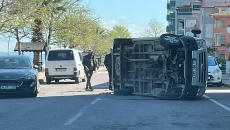 Kocaeli’de otomobile çarpan araç yan yattı