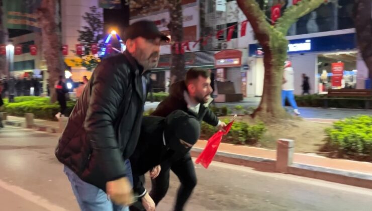 Kocaeli’de polis memuru eylemcilerin düşürdüğü bayrağı kaldırdı