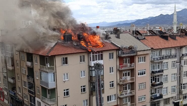 Konya’da 5 katlı binanın çatısında yangın
