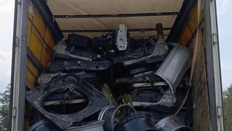 Konya’da takip sistemi kapatılan yabancı tırdan gümrük kaçağı malzeme çıktı