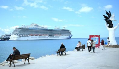 Kuşadası’na sezonun ilk kruvaziyeri, 3 bin 560 turist getirdi