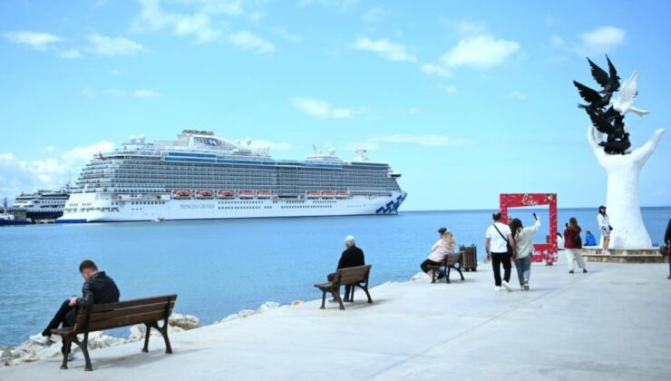 Kuşadası’na sezonun ilk kruvaziyeri, 3 bin 560 turist getirdi