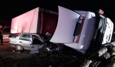 Kütahya’da tırın devrildiği otomobiledeki 1 kişi hayatını kaybetti
