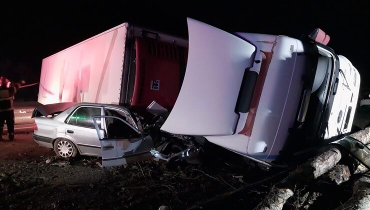 Kütahya’da tırın devrildiği otomobiledeki 1 kişi hayatını kaybetti