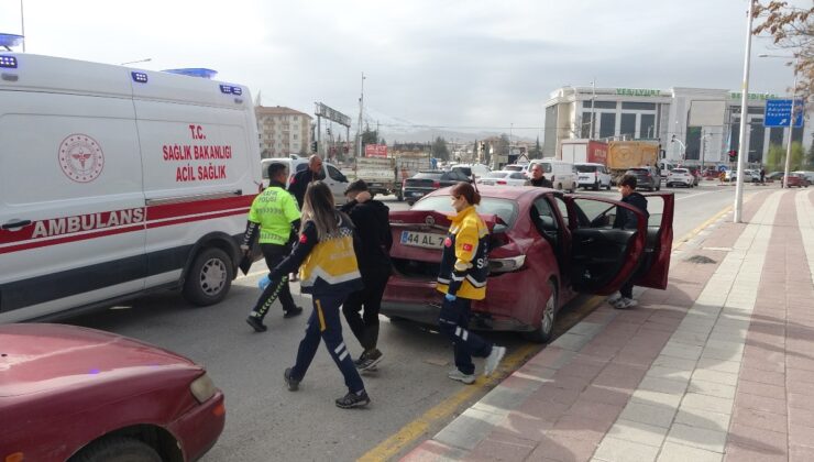Malatya’da alkollü sürücü ışıkta bekleyen araçlara çarptı: 1 yaralı
