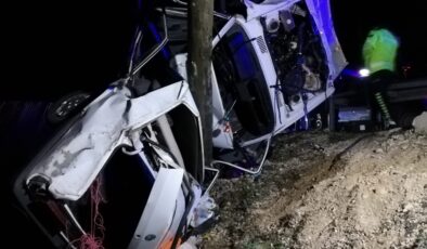 Malatya’da otomobilin direğe çarpığı kazada 1 çocuk öldü