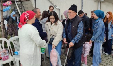 Manisa’da genci yaşlısı bayram şekeri topluyor