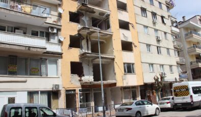 Manisa’da yıkım için boşaltılan bina tehlike saçıyor