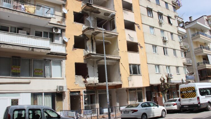 Manisa’da yıkım için boşaltılan bina tehlike saçıyor