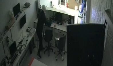 Mersin’de maskeli hırsız 3 defa gidip geldiği iş yerini soydu