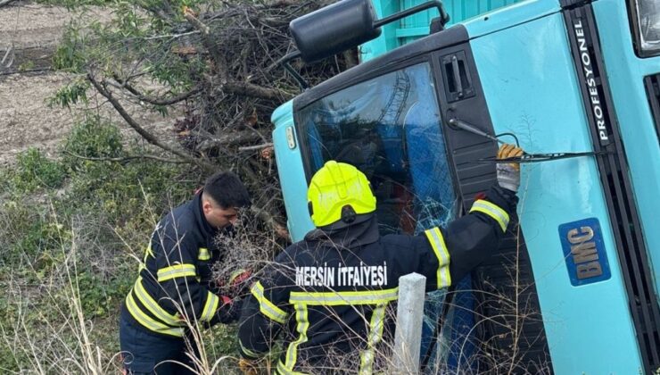 Mersin’de seyir halindeki kamyon devrildi