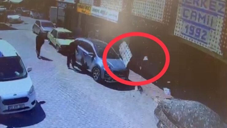 Mersin’de sürücü içindeyken otomobilin üzerine fayans ve sıva düştü