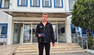 Muğla’da kağıt toplayıcısı gençten erdemli davranış