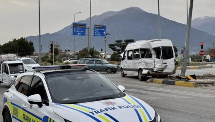 Muğla’da minibüsle kamyon çarpıştı: 4 yaralı