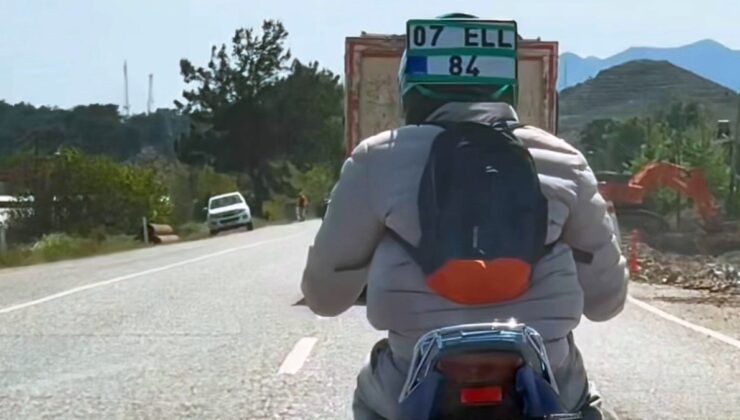 Muğla’da motosikletinden düşen plakayı kaskına taktı