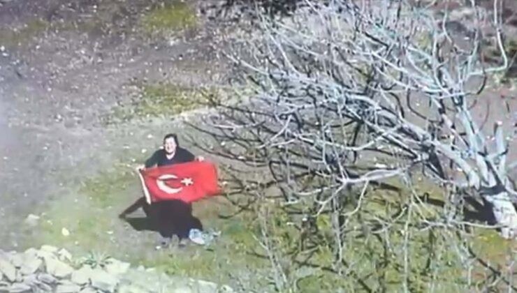 Muğla’da polis helikopterini görünce Türk bayrağını açtı