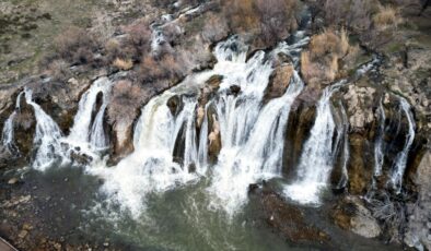 Muradiye Şelalesi’nden kartpostallık görüntüler
