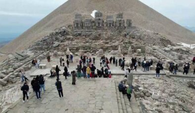 Nemrut Dağı’nda bayram yoğunluğu