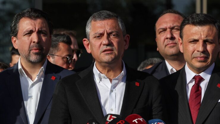 Özgür Özel’den Sırrı Süreyya Önder’in tedavi gördüğü hastaneye ziyaret