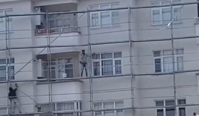 Rize’de 23 Nisan’a hazırlanan öğrencilere iskele üzerinde eşlik etti