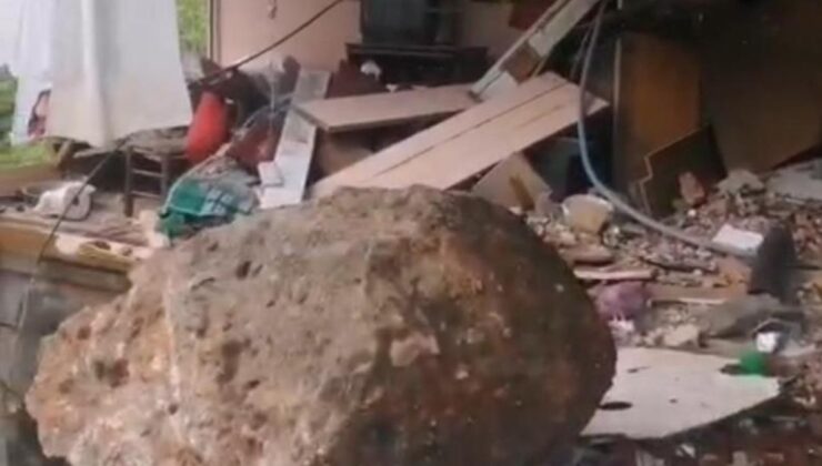 Rize’de yamaçtan kopan kayalar, evi darmadağın etti