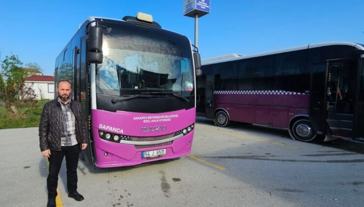 Sakarya’da halk otobüsünde unutulan altın dolu çantayı sahibine teslim etti