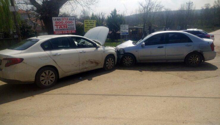 Sakarya’da otomobiller kafa kafaya çarpıştı: Kaza anı kamerada