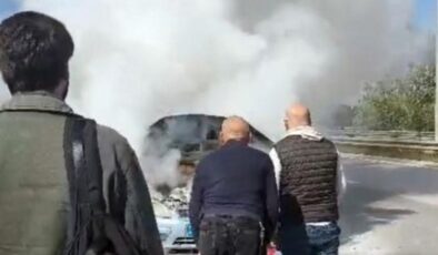 Sakarya’da yanan otomobilini çaresizce izleyen sürücüye vatandaşlar yetişti