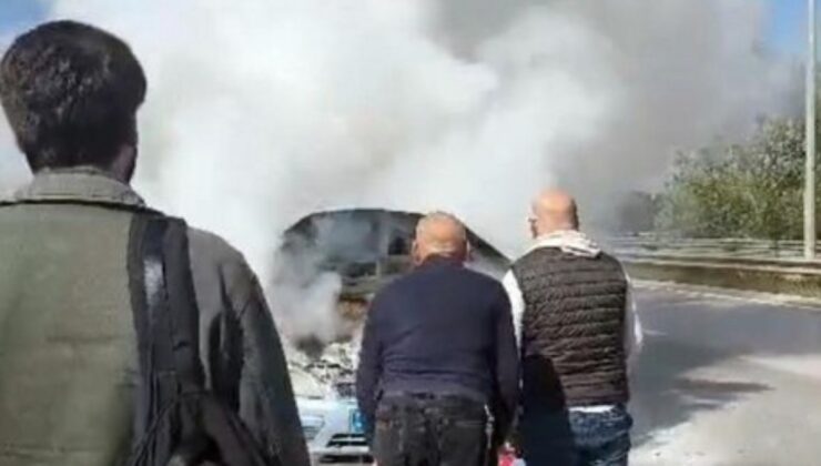 Sakarya’da yanan otomobilini çaresizce izleyen sürücüye vatandaşlar yetişti