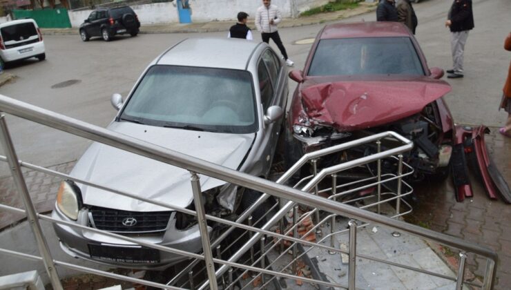 Samsun’daki kazada iki otomobil çarpıştı