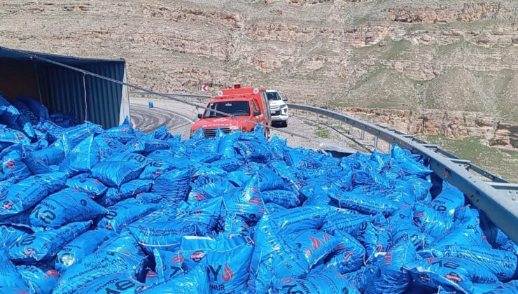 Siirt’te virajı alamayan tır devrildi