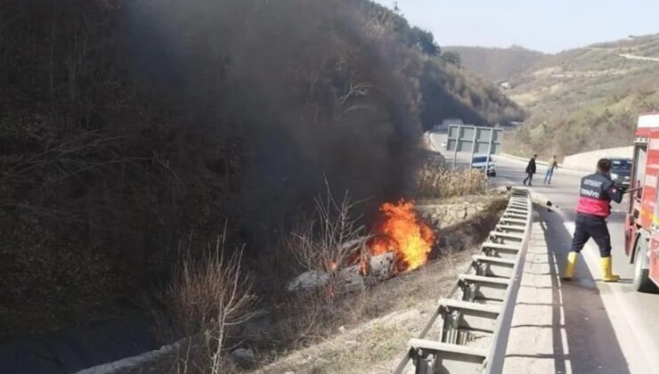 Sinop’ta kaza yapan araç alev aldı