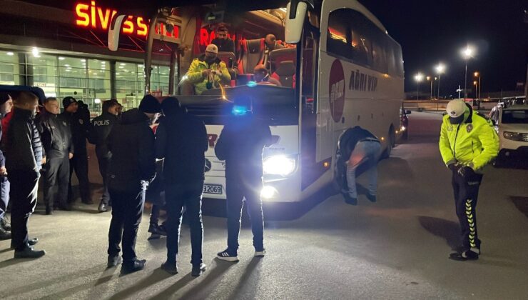 Sivas’ta bir kişinin üzerinden geçen şoför kendisini ihbar etti