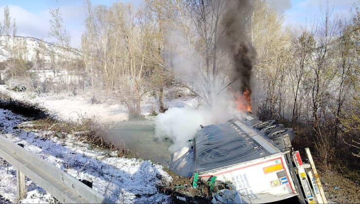 Sivas’ta kaza yapan sürücü yanarak öldü