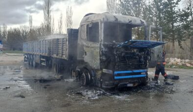 Sivas’ta park halindeki tırda yangın