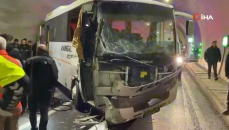 Sivas’ta yolcu midibüsü kaza yaptı: 14 yaralı