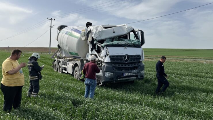 Tekirdağ’da direkleri deviren beton mikseri tarlaya daldı
