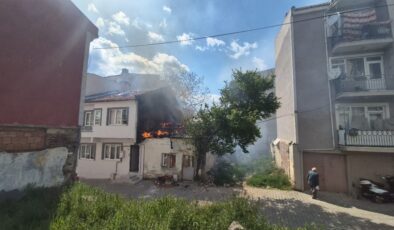 Tekirdağ’da ev alevler içinde yanarak kullanılamaz hale geldi