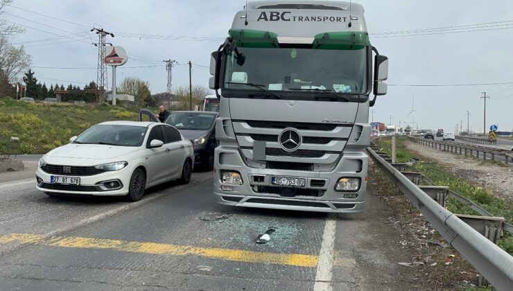 Tekirdağ’da kırmızı ışıkta bekleyen otomobile tır çarptı