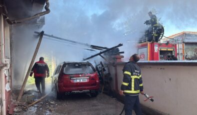 Tokat’ta park halindeki otomobil yandı: Alevler eve sıçradı