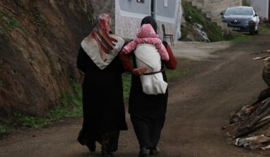 Trabzonspor maçını statta izlemeye sırtında taşıdığı çocuğuyla gitti