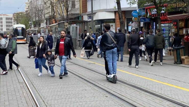 Tramvay yolunda aynı scooter’a bindiler, önlerine gelene zil çaldılar