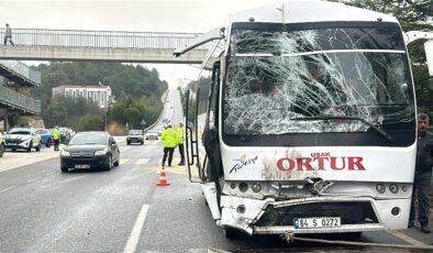 Uşak’ta iki servis aracı çarpıştı, 1 kişi öldü