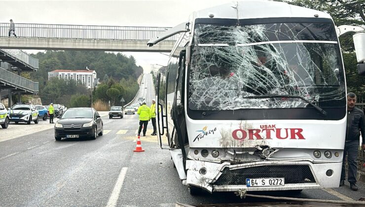 Uşak’ta iki servis aracı çarpıştı, 1 kişi öldü
