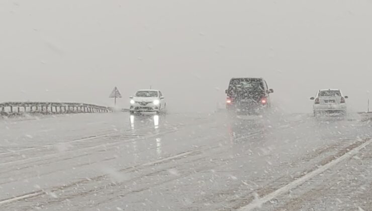 Van’da kar yağışı ve sis oluyor