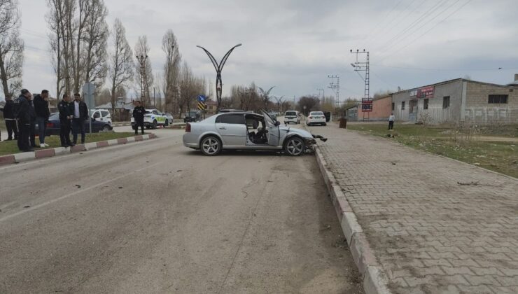 Van’da otomobil ilçe girişindeki kemerin ayağına çarptı