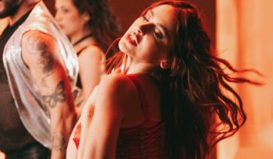 Yönetmen sevgilisinden ayrılan Hadise sahnede ağladı