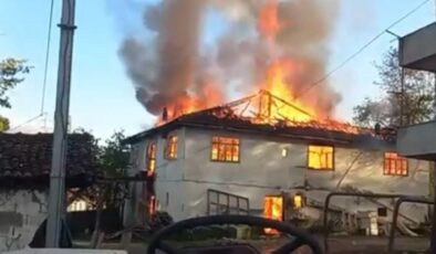 Zonguldak’ta 2 katlı evde yangın