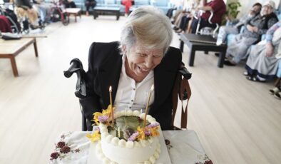 100 yaşına sıcak bir sürpriz: Nebahat Teyze birinci defa doğum günü kutladı